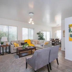 Holiday home Stylish - Rates Now!, Phoenix